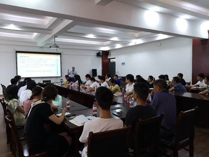 说明: D:\2019年工作\个人事务\Kersten教授\德国美恩茨大学Micheal Kersten教授应邀来体育盘口做讲座报告\德国美恩茨大学Micheal Kersten教授应邀来体育盘口做讲座报告\Kersten教授讲座报告现场一.jpg