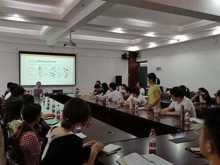 说明: D:\2019年工作\个人事务\Kersten教授\德国美恩茨大学Micheal Kersten教授应邀来体育盘口做讲座报告\德国美恩茨大学Micheal Kersten教授应邀来体育盘口做讲座报告\Kersten教授讲座报告现场二.jpg